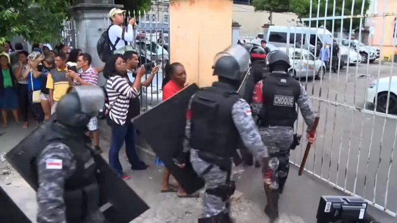 巴西囚犯互殴酿15死 家属监狱外示威