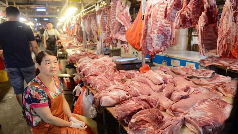 【禁聞】肉價飛漲 中共取消「禁養令」 養豬戶吐槽