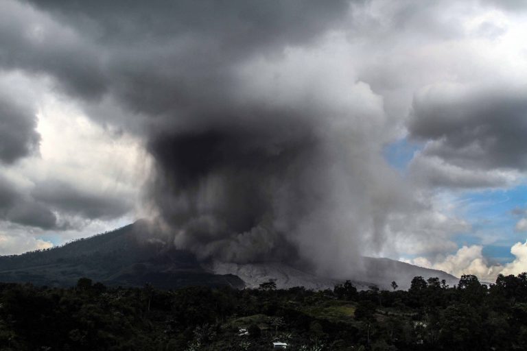 印尼西納彭火山噴發 碎屑覆蓋村莊 民眾習以為常