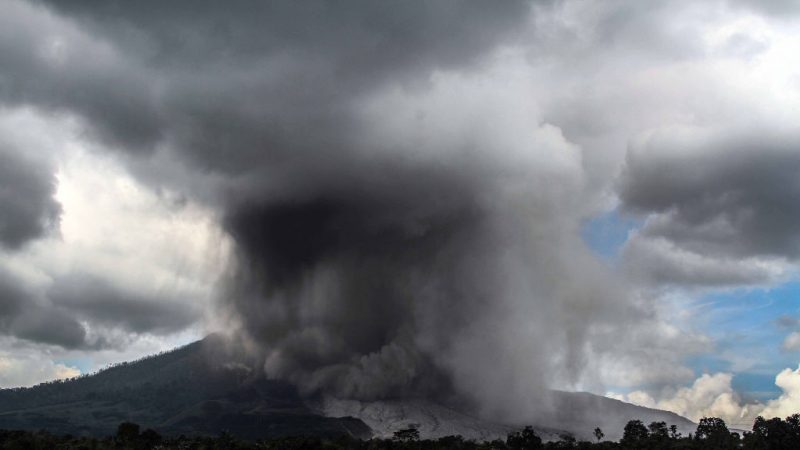 印尼西納彭火山噴發 碎屑覆蓋村莊 民眾習以為常