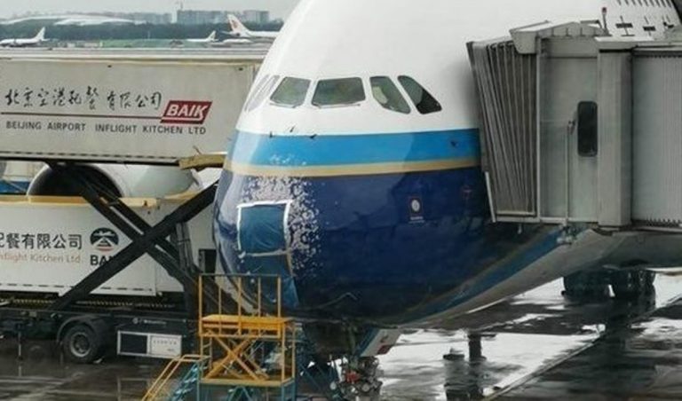 北京突降冰雹 客機降落遭襲 擋風玻璃破裂