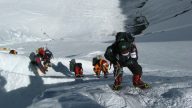 登山客珠峰大排长龙等“攻顶”  二人死亡