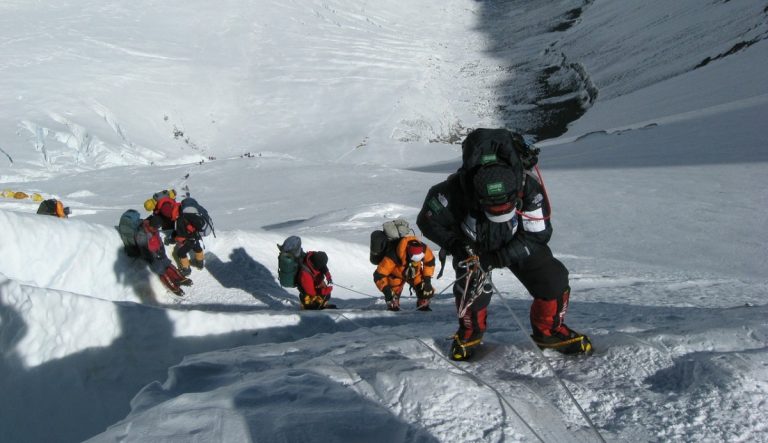 登山客珠峰大排長龍等「攻頂」  二人死亡