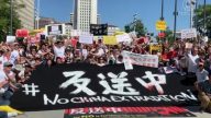 呼应香港 数百港人洛杉矶抗议引渡条例