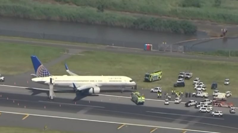 联航班机降落纽瓦克机场 爆胎滑出跑道