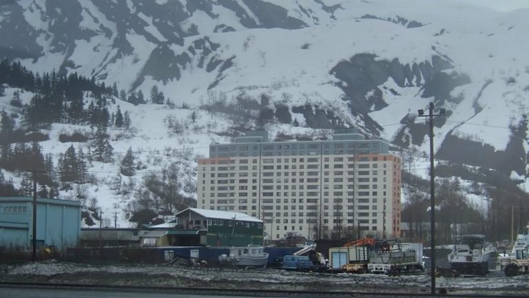 美國迷你版小鎮 214人全塞在一棟14層大樓