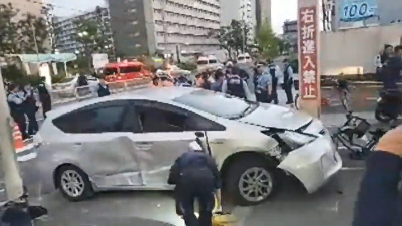 高齡者開車衝進人行道 日大阪超市旁4人受傷