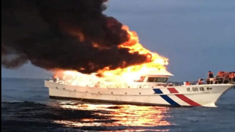 台湾海钓船起火燃烧 30人跳船逃生1男昏迷