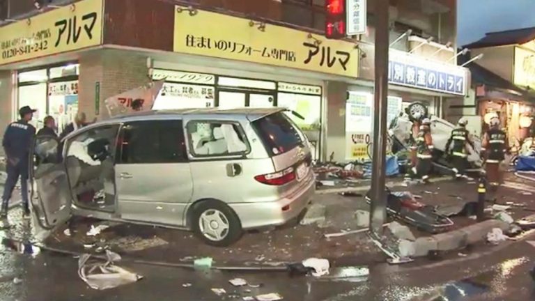 日8旬翁逆向高速開車 與6車相撞釀2死7傷(視頻)