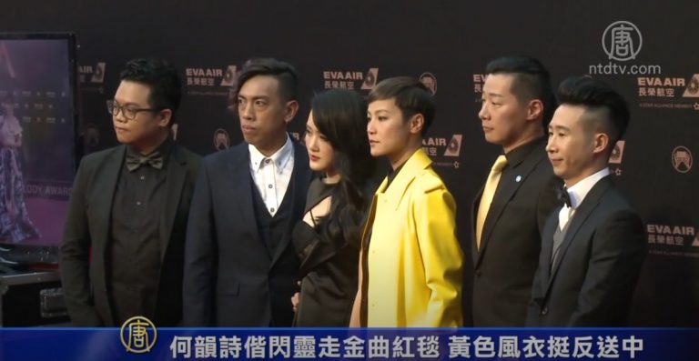 何韻詩偕閃靈走金曲紅毯 黃色風衣挺反送中