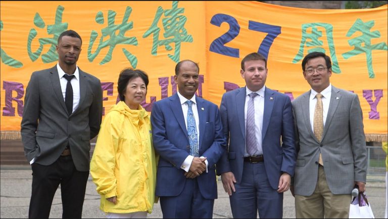 加國安省法輪功集會 議員冒雨支持