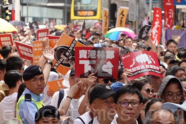 組圖2：反送中 港人以條幅展板表達怒吼