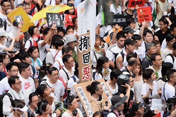 組圖2：反送中 港人以條幅展板表達怒吼