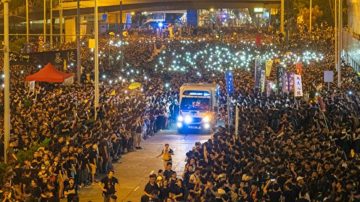 200萬港人「分紅海」 秒速讓路救護車影片瘋傳