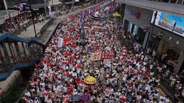 百万人大示威，香港愤怒到极点！土共毁约，英美应该出动联合舰队