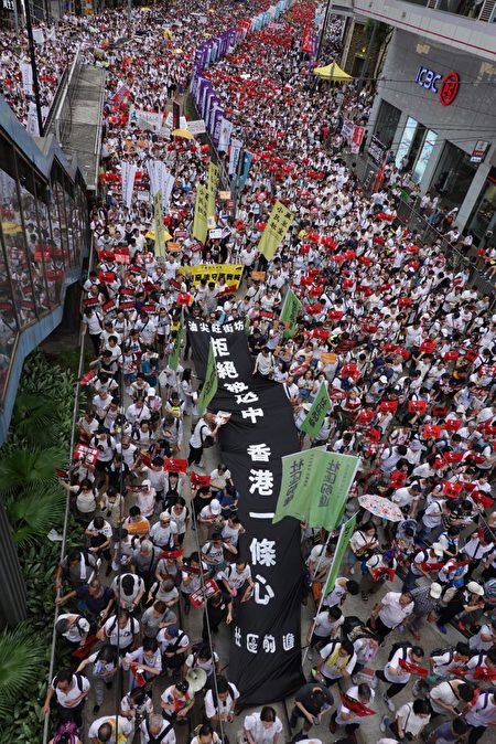 組圖2 反送中港人以條幅展板表達怒吼 香港返送中 民間人權陣線 逃犯條例 新唐人中文電視台在線