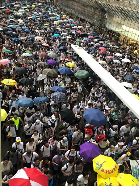 組圖2：反送中 港人以條幅展板表達怒吼