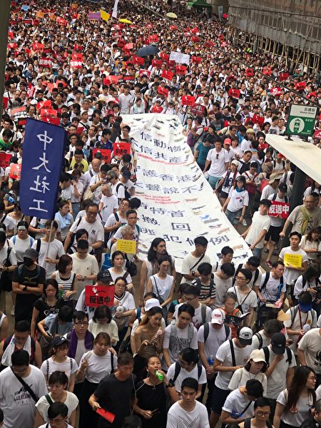 組圖2：反送中 港人以條幅展板表達怒吼