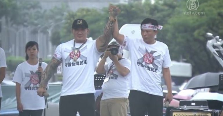 中共錢買不到尊嚴！台灣反紅媒凱道數萬人現傘海