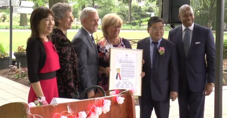 皇后區植物園「玫瑰之夜」晚宴 顧雅明獲獎