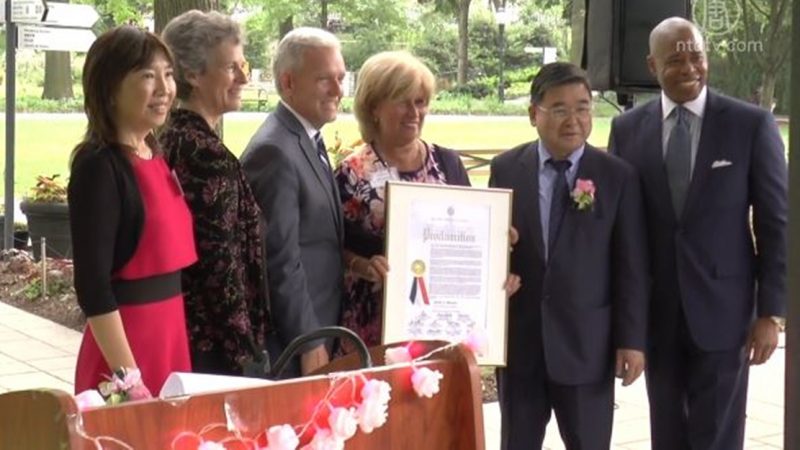 皇後區植物園「玫瑰之夜」晚宴 顧雅明獲獎