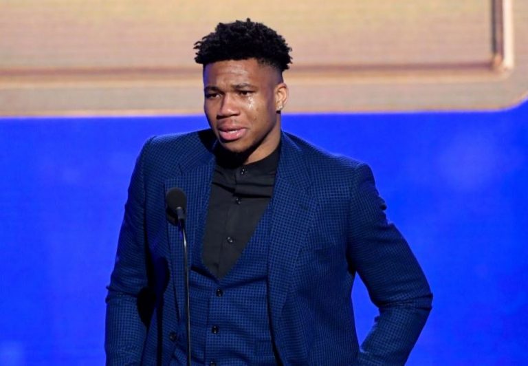 獲NBA年度MVP 安德托昆波淚謝父母