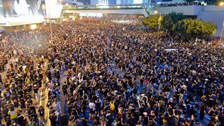 大批港人通宵留守政總 籲撤惡法和暴動罪