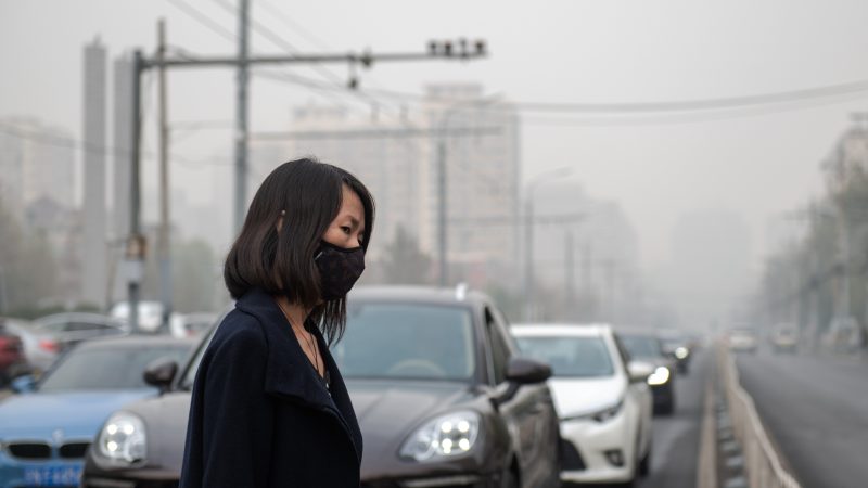 中共宣称PM2.5下降42% 网友：空气还是臭的