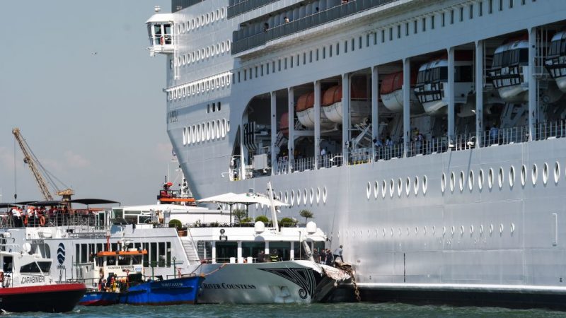 大邮轮失控 撞上威尼斯码头观光船酿5伤
