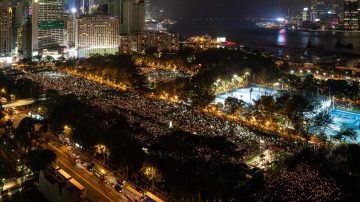 香港紀念六四30週年 18萬人逼爆維園場面震撼（多圖）