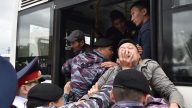 哈萨克人抗议选举不公 500人被拘
