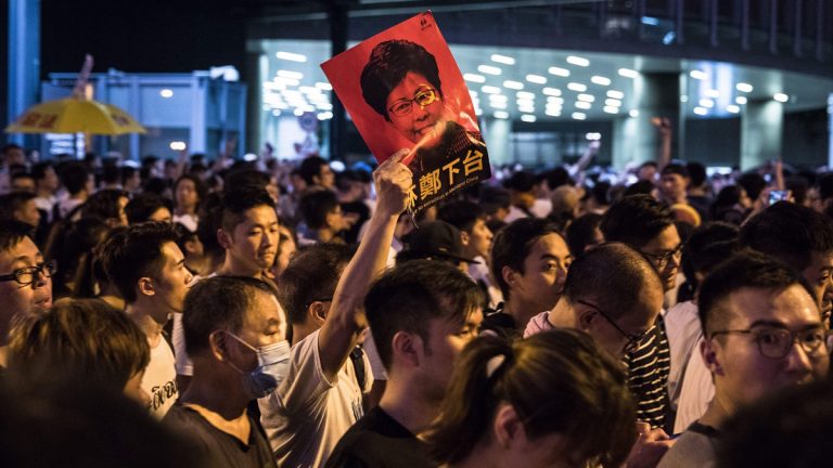 紅潮港府竟然讓溫柔女孩變成聖鬥士！溫哥華反送中吶喊聲如雷