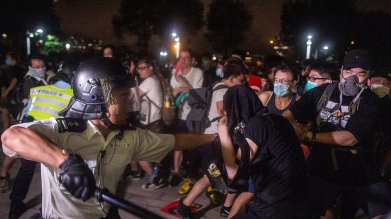 《即日视评》香港瘫痪警方暴力清场电台司机中弹昏迷