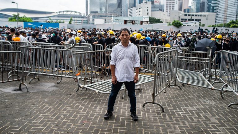 612港警鎮壓 連民主黨主席也照丟彈