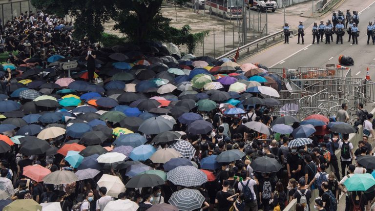 包圍立法會直播回放:萬人示威港警開槍 有人中彈吐血