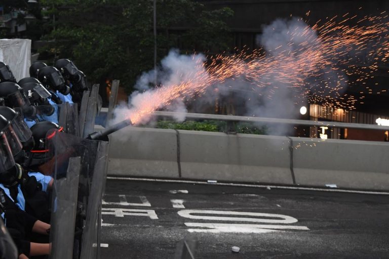 《石濤聚焦》香港媽媽-城姐撕心裂肺祈求港警：收隊啦 不要再射殺孩子啦