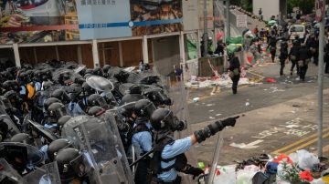 陈破空：香港镇压惊现六四模式 公安扮港警 国会酝酿法案 习近平或被禁入境美国