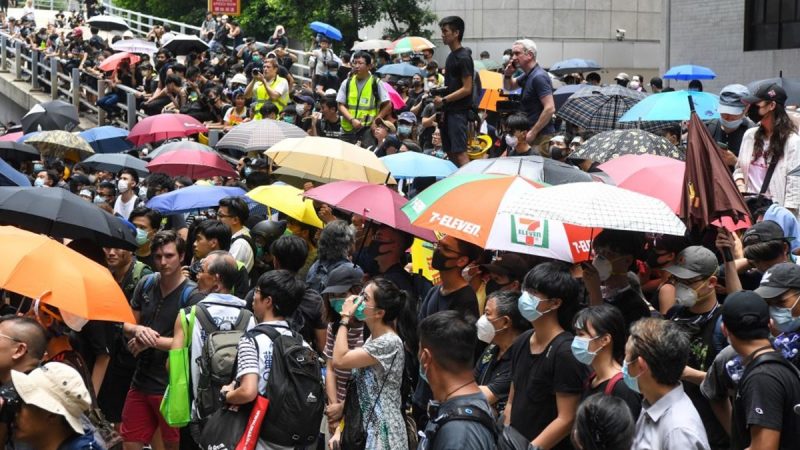 香港學生包圍政府大樓 促林鄭回應4訴求