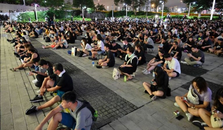 香港數十名前高官議員聯署 促港府撤修例平民憤