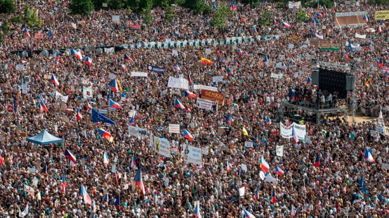 捷克总理疑诈领案 约25万人示威要求下台