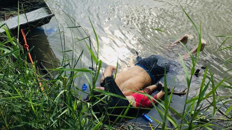 中美洲移民铤险渡河 父女同丧命照片震惊国际社会