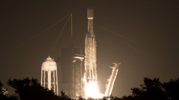 SpaceX猎鹰重型火箭送24颗卫星升空