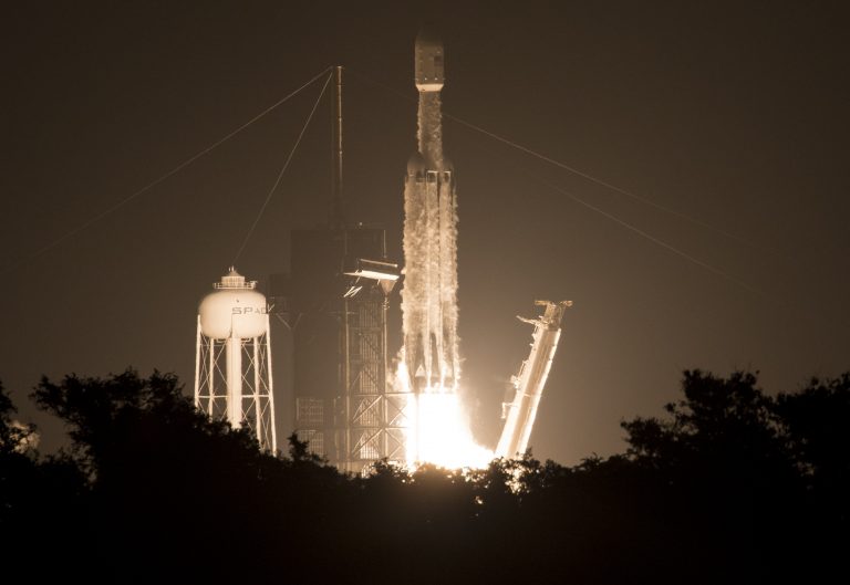 SpaceX獵鷹重型火箭送24顆衛星升空