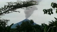 巴纽危险火山大爆发 火山灰罩城5000人急撤