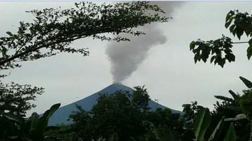 巴紐危險火山大爆發 火山灰罩城5000人急撤