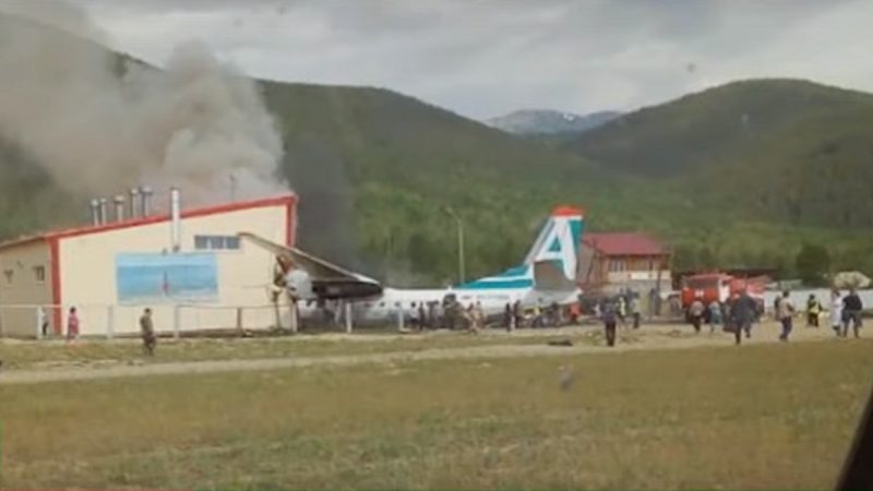 俄罗斯客机迫降冲出跑道起火 酿2死7伤