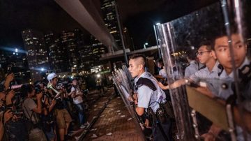 林郑拒辞职 港警再伤人 港人吁塞爆升旗仪式