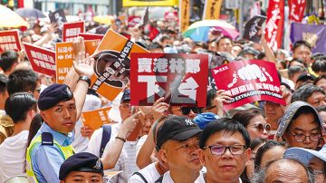 港府無視民意仍推惡法 港人促特首下台