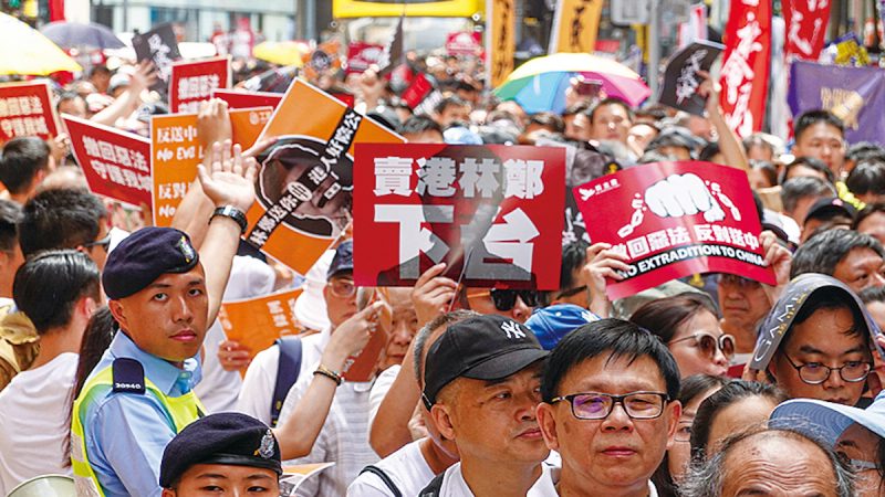 港府無視民意仍推惡法 港人促特首下台