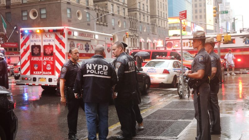 直升机坠毁纽约市中心 引发大火至少1死